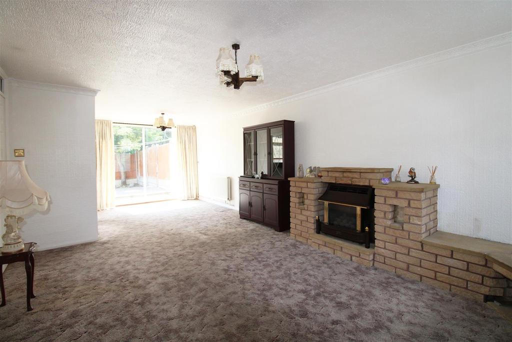 Redhill Close, Stourbridge 3 bed end of terrace house £210,000