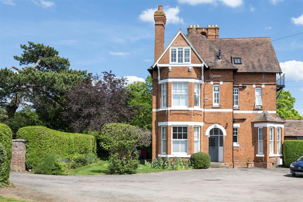 Rowley Crescent, StratfordUponAvon 2 bed apartment £350,000