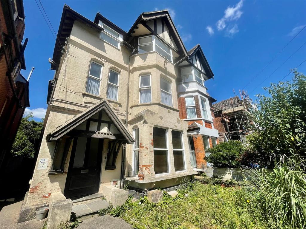 Kingsnorth Gardens, Folkestone 2 bed flat £900 pcm (£208 pw)