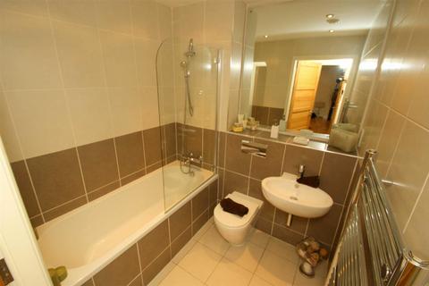 2 bedroom flat to rent, Sutherland Avenue