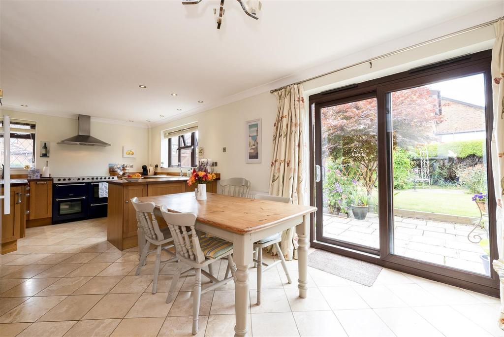 Victoria Road, BidfordonAvon, Alcester 4 bed detached house £475,000