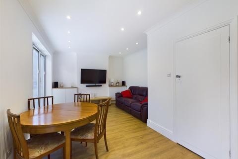 22 Farnborough Crescent, South Croydon, CR2 8HA