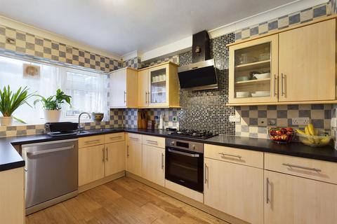 2 Bracewood Gardens, Croydon, CR0 5JL
