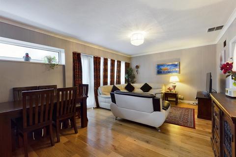 2 Bracewood Gardens, Croydon, CR0 5JL