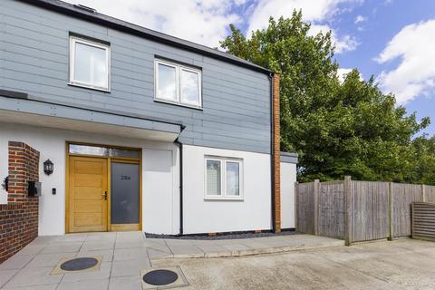 28a Swallowdale, South Croydon, CR2 8SJ