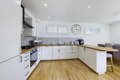 28a Swallowdale, South Croydon, CR2 8SJ