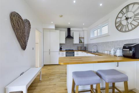 28a Swallowdale, South Croydon, CR2 8SJ
