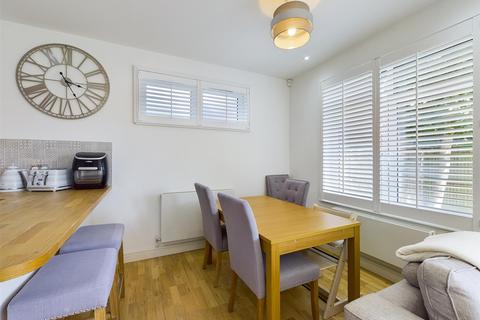 28a Swallowdale, South Croydon, CR2 8SJ