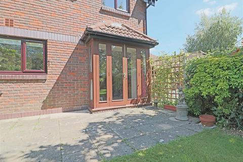 2 bedroom semi-detached house for sale - Oaklands Drive, Redhill