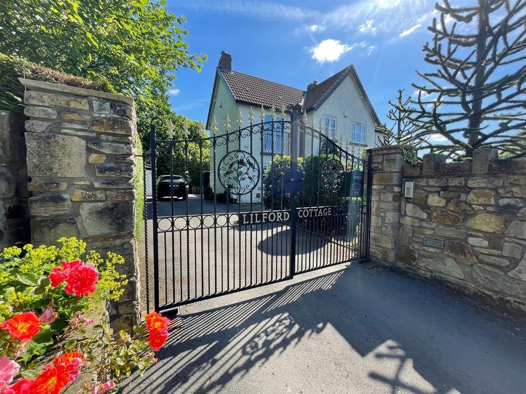 Wood End, Elmridge, Leigh 3 bed detached house £599,950