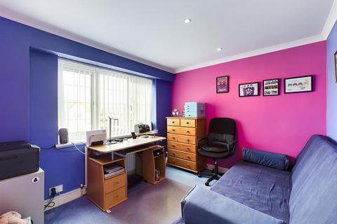 110 Overbury Crescent, New Addington, Croydon, CR0 0LP