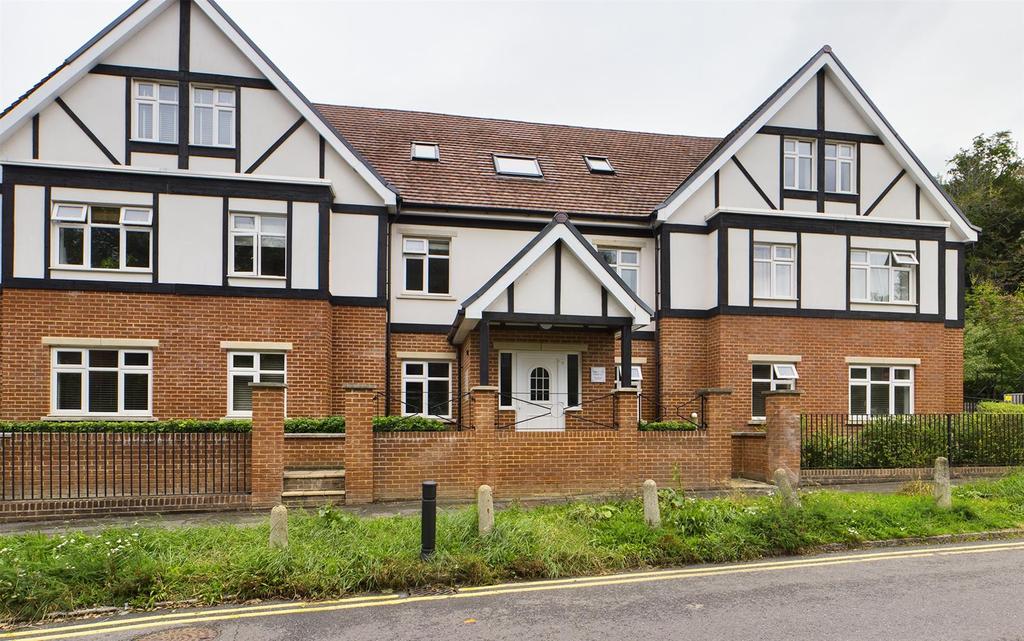 Lower Barn Road, Purley 2 bed flat for sale £325,000
