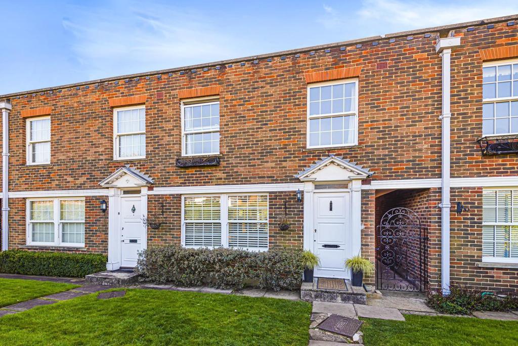 oatlands-chase-weybridge-surrey-kt13-3-bed-terraced-house-2-000