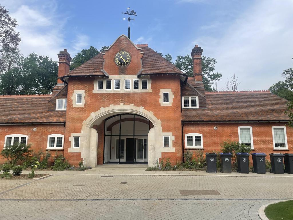 Broadoaks Park Road, West Byfleet, KT14 2 bed apartment £2,600 pcm (£