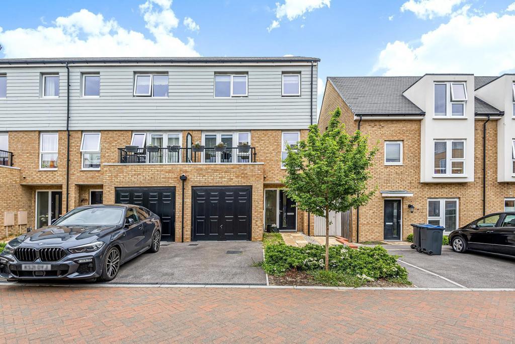Sopwith Way, Addlestone, KT15 4 bed end of terrace house £2,500 pcm