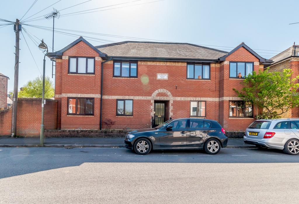 Hamilton Mews, Holstein Avenue, Weybridge, KT13 2 bed apartment £