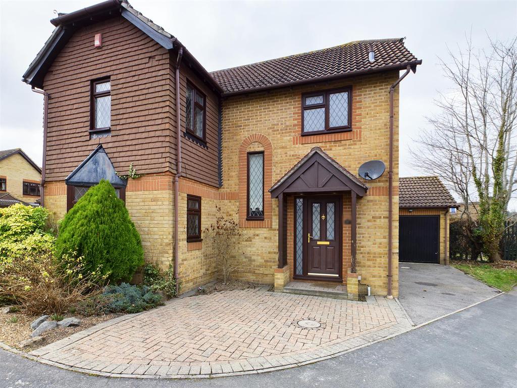 Lomond Gardens, South Croydon, Surrey, CR2 8EQ 3 bed detached house £