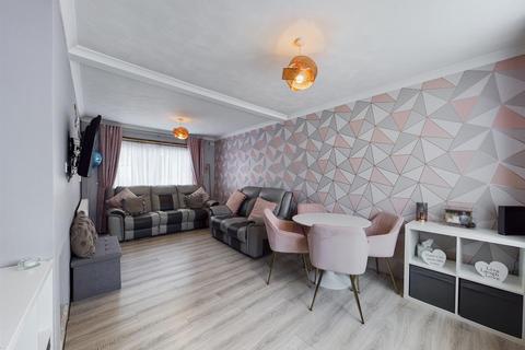 121 Headley Drive, New Addington, Croydon, CR0 0QL