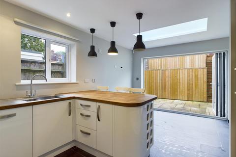 89 Beechwood Road, Caterham, CR3 6NF