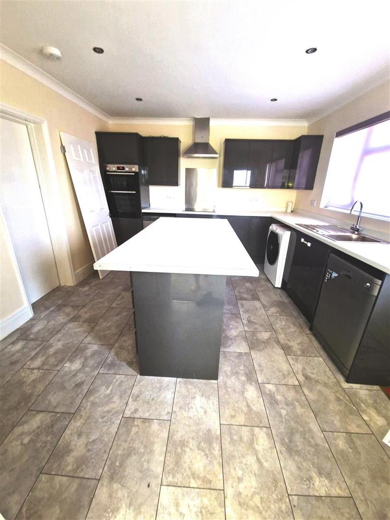 Old Church Road, Terrington St. John... 4 bed detached bungalow £1,200 pcm (£277 pw)