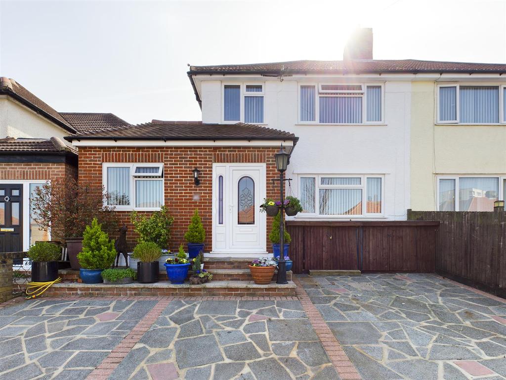 Wolsey Crescent, New Addington, Croydon 4 bed semidetached house for