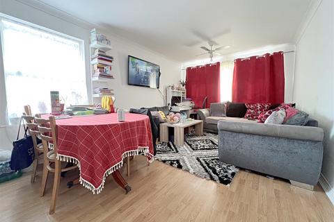 54 Cobham Close, Enfield, EN1 3SU