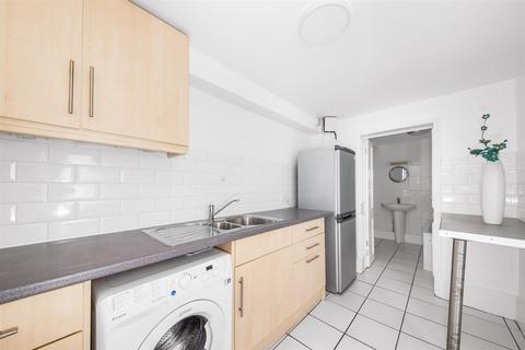 Flat H, Blakeney Hall, 1 Blakeney Road, Beckenham, BR3 1HA