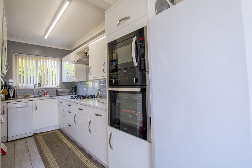 L shaped breakfast dining kitchen