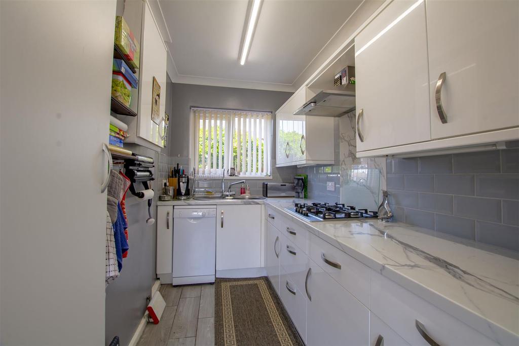 L shaped breakfast dining kitchen