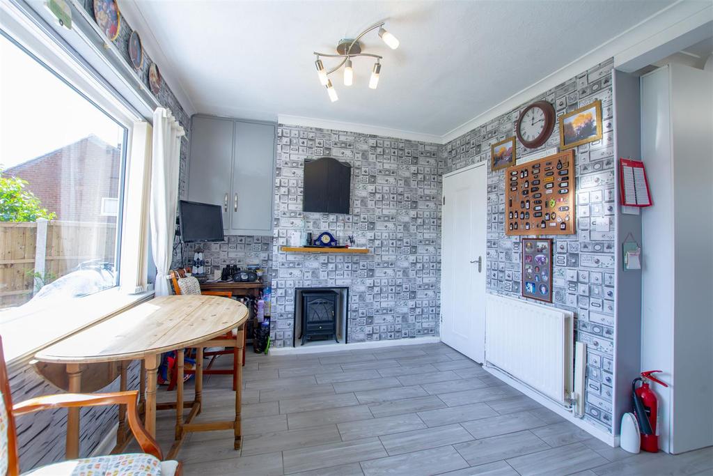 L shaped breakfast dining kitchen