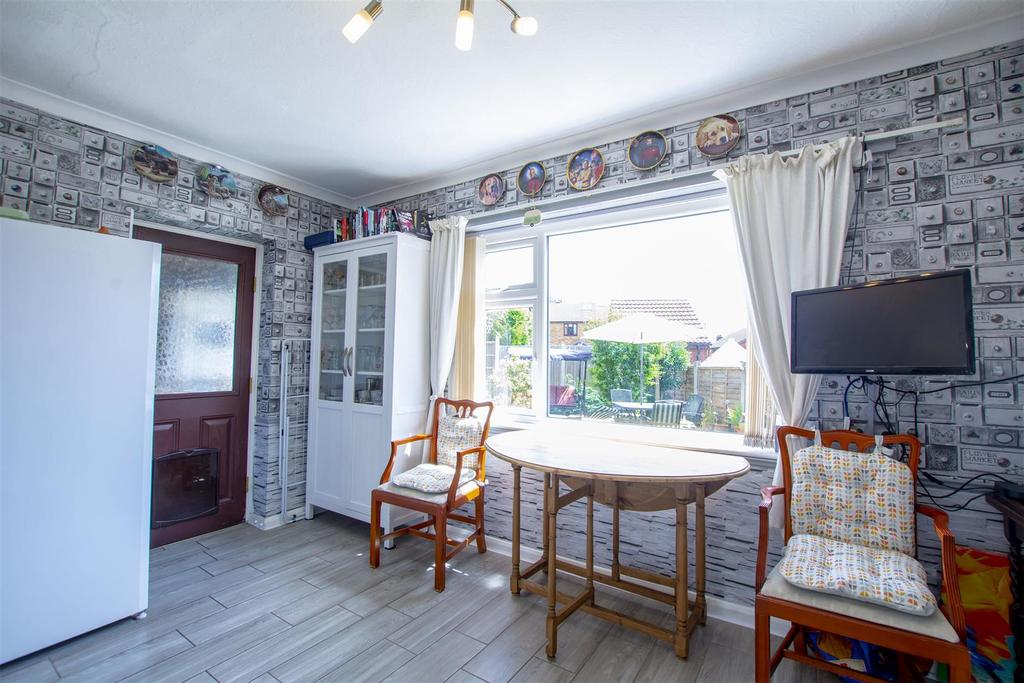 L shaped breakfast dining kitchen