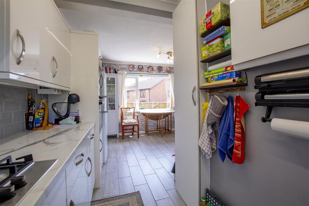 L shaped breakfast dining kitchen