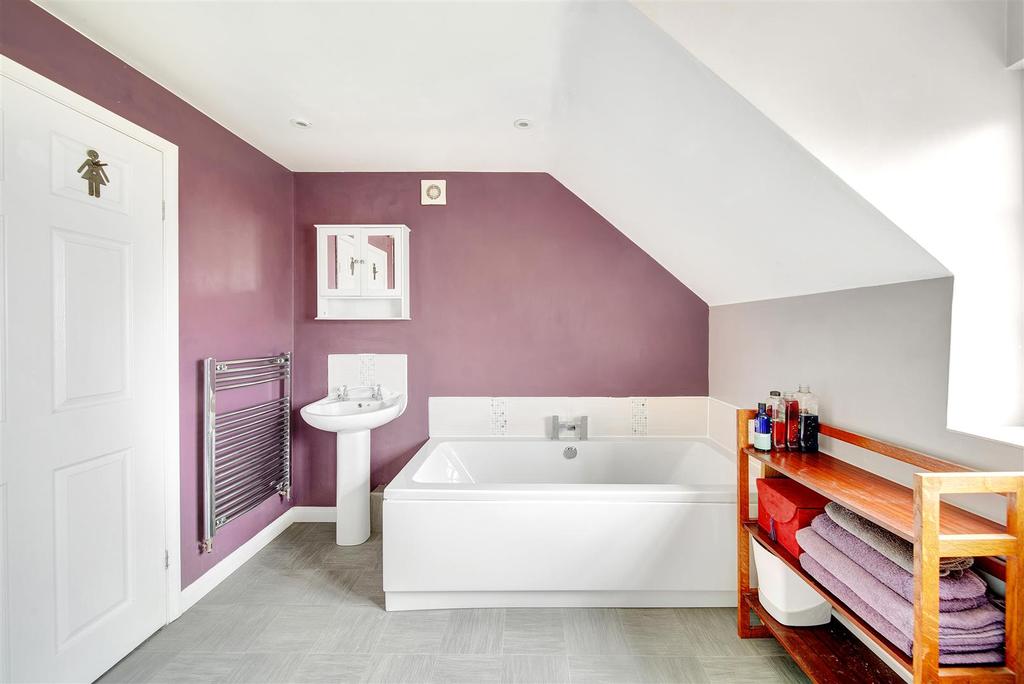 Fouur piece bathroom suite