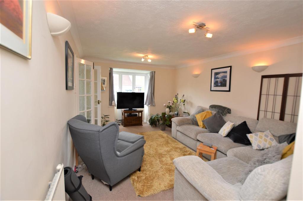 Manor Way, Croxley Green 3 bed link detached house £1,900 pcm (£438 pw)
