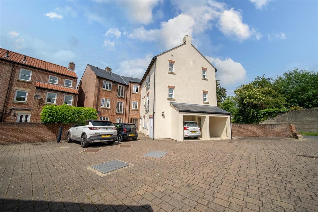 4 Wentworth Mews, Malton, North Yorkshire, YO17 7LT 2 bed flat £185,000