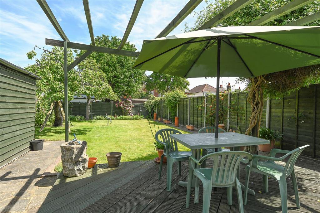 Sunbury Lane, WaltonOnThames 3 bed semidetached house £650,000