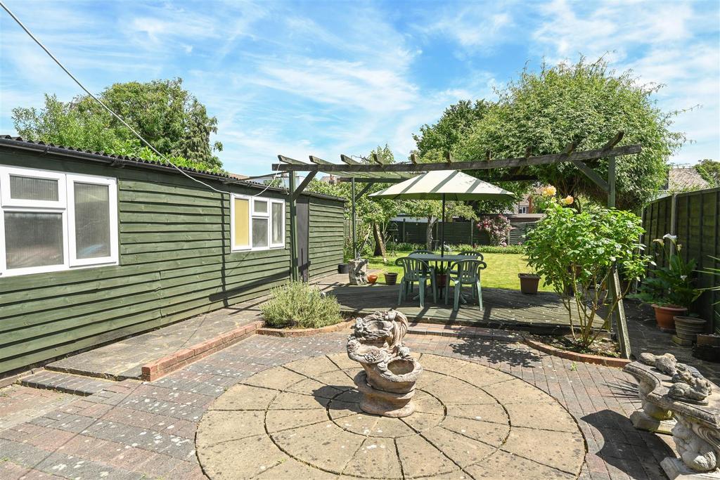 Sunbury Lane, WaltonOnThames 3 bed semidetached house £650,000