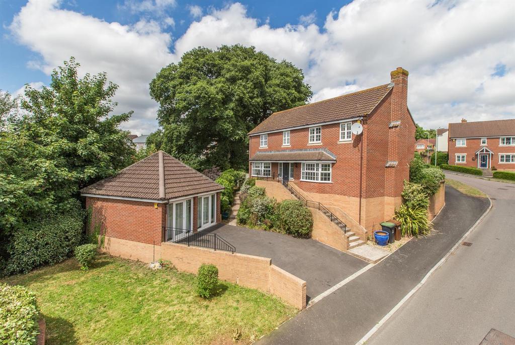 Southfield Drive, Crediton 4 bed detached house £1,600 pcm (£369 pw)