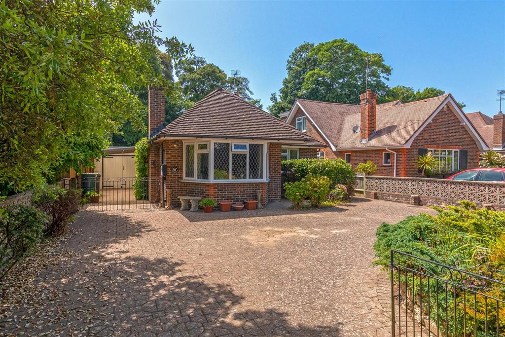 Aldsworth Avenue, GoringBySea, Worthing 3 bed detached bungalow for