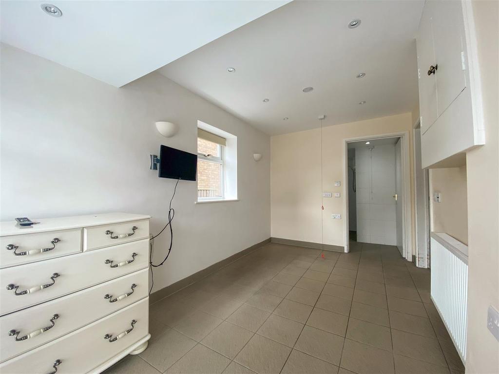 Bedroom 4a.jpg