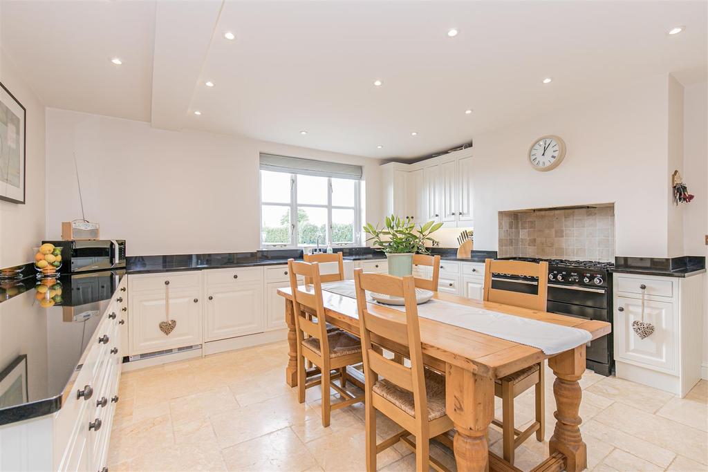 Kitchen 2.jpg