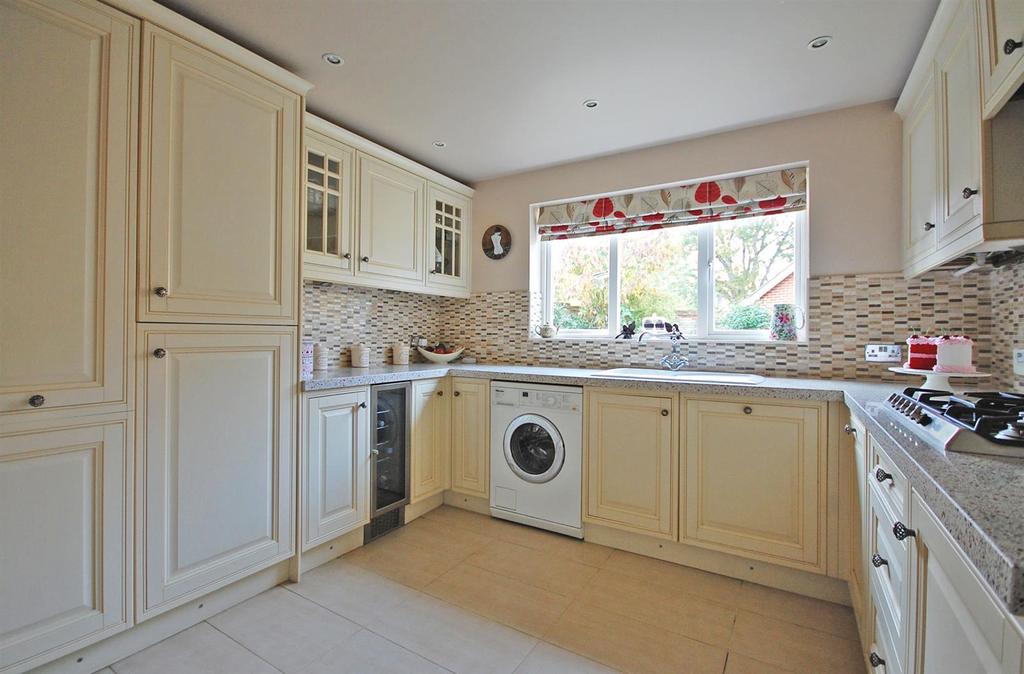 Kitchen b.jpg