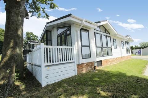 2 bedroom bungalow for sale - Biddenden, Ashford