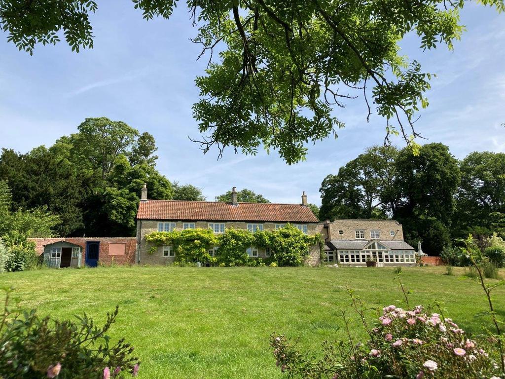 Stoke Rochford, Grantham 4 bed detached house £2,950 pcm (£681 pw)