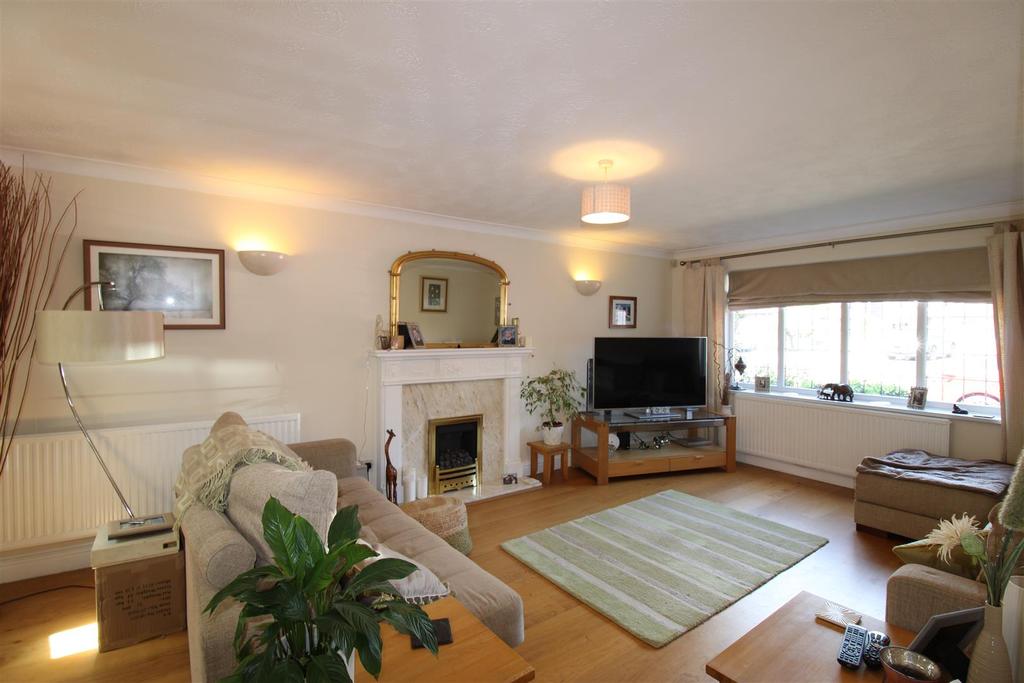 Belgrave Mews, West Bridgford, Nottingham 4 bed detached house £1,425