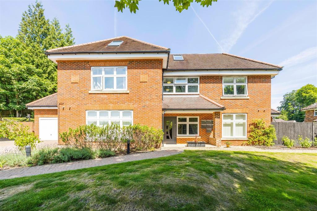 Carlton Road, Reigate 2 bed apartment £325,000