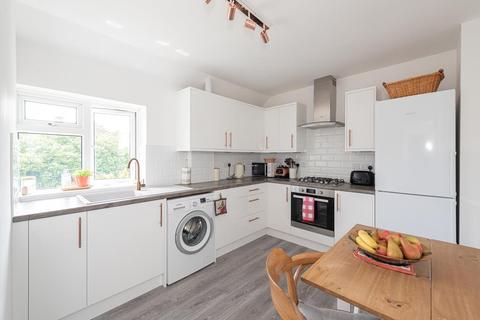 3b Parkhurst, Epsom, KT19 8QZ