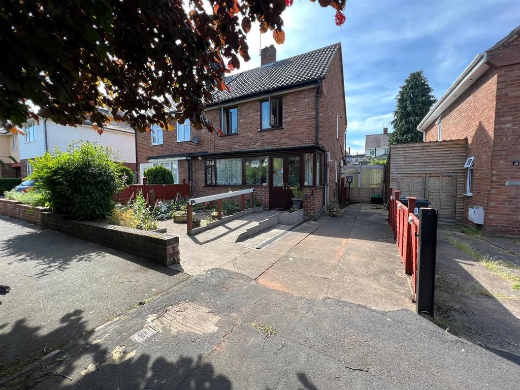 The Broadway, Stourbridge, DY8 3HZ 2 bed semidetached house £165,000