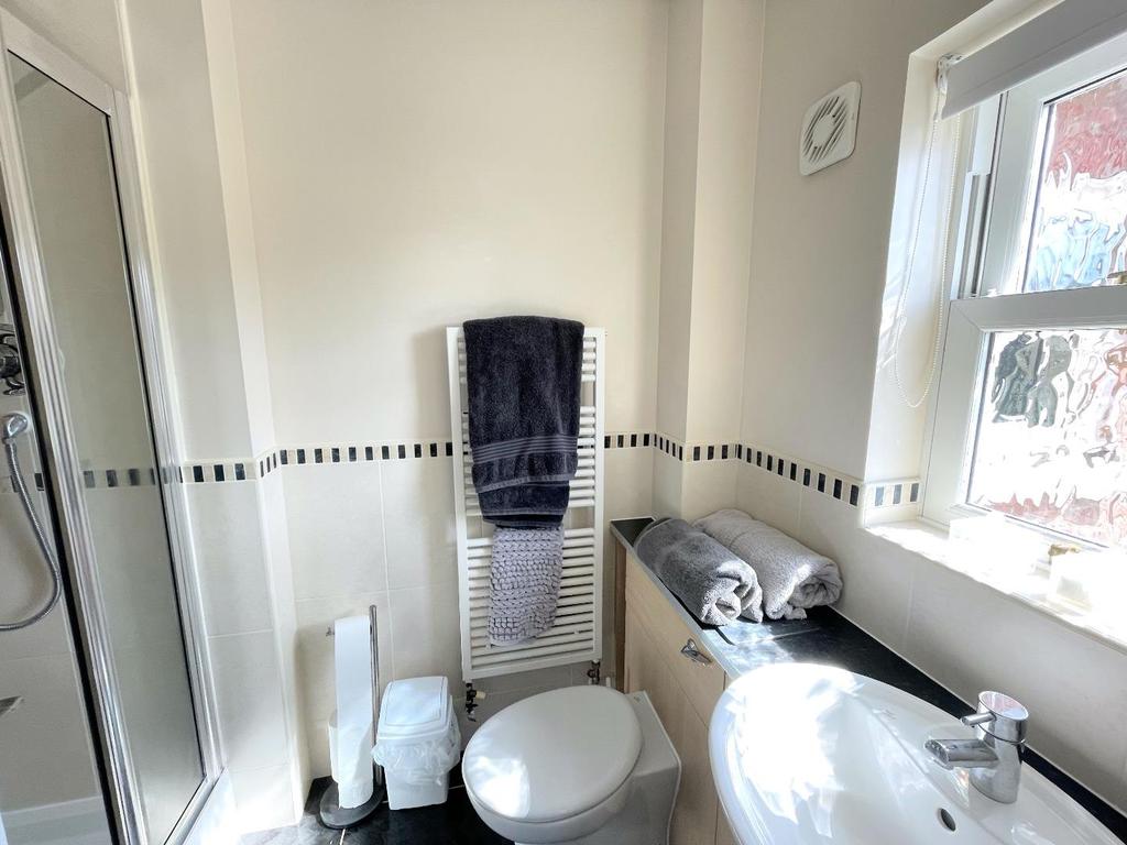 En Suite ( Bedroom 2)