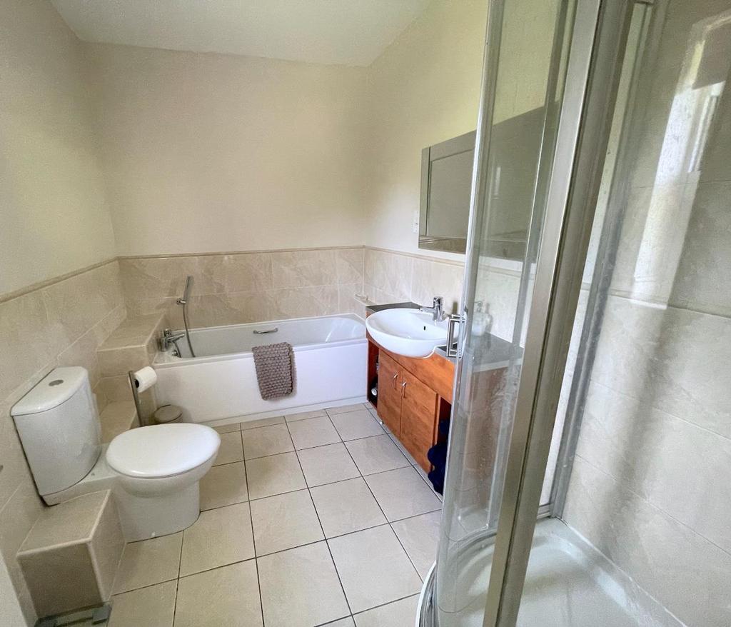 En Suite (Bedroom 1)